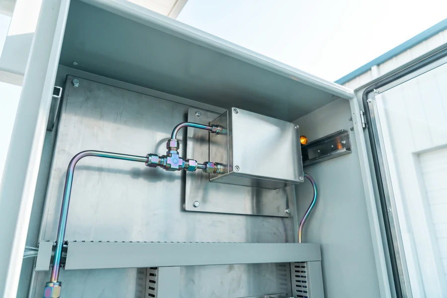 Analizador de gases de proceso en gabinete, con su l\u00ednea de muestra