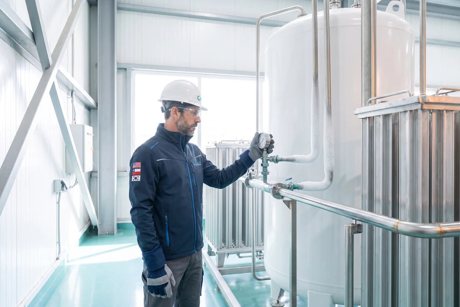 Estanque criogénico de CO₂ y vaporizador en una planta de bebidas
