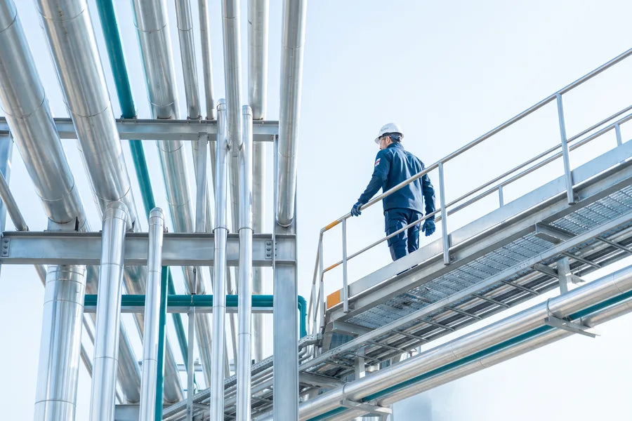 Rack de tuberías de refinería con pasarela superior