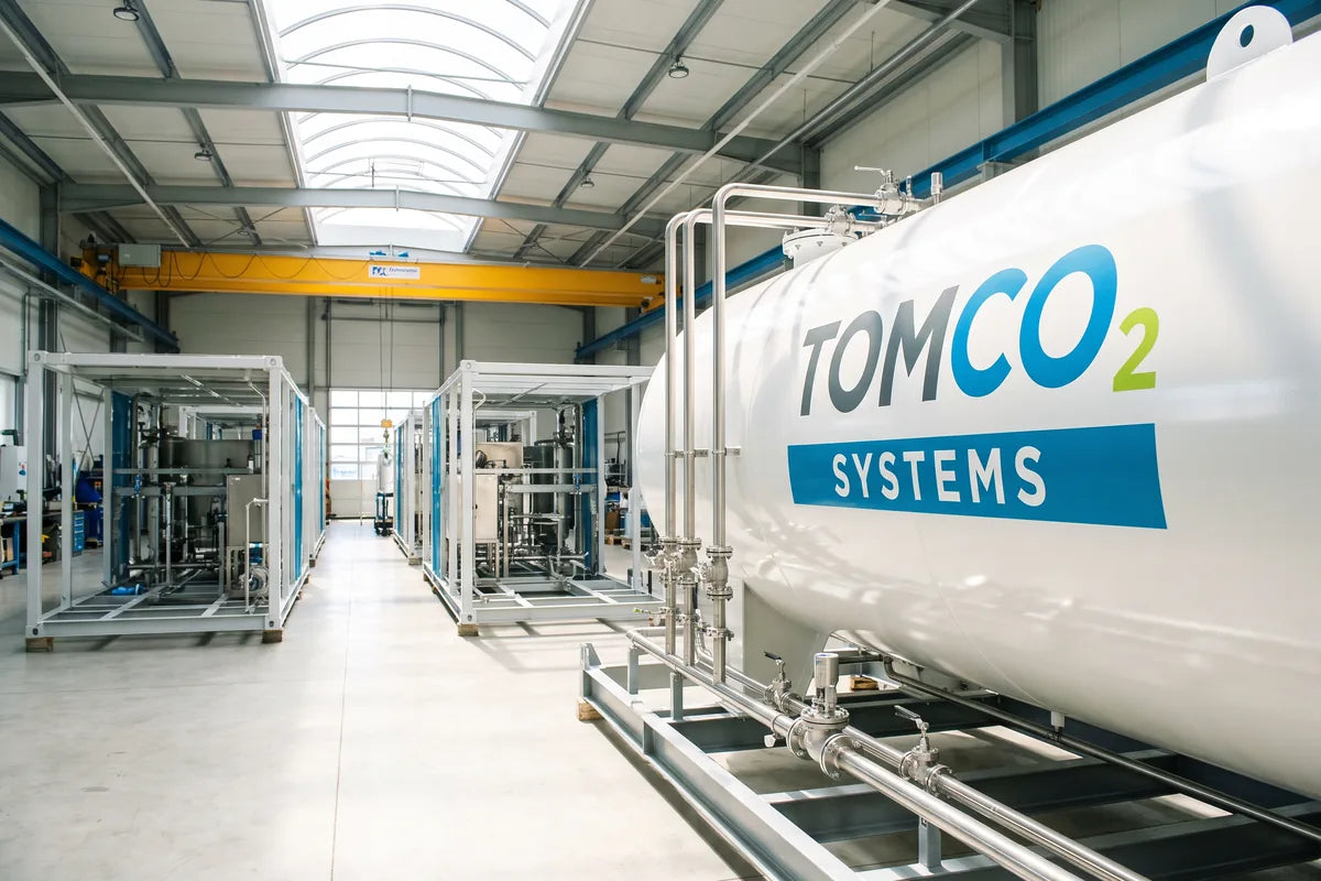Nave de fabricación de TOMCO2 Systems en Loganville, Georgia, con un estanque criogénico de CO₂ en la línea de montaje