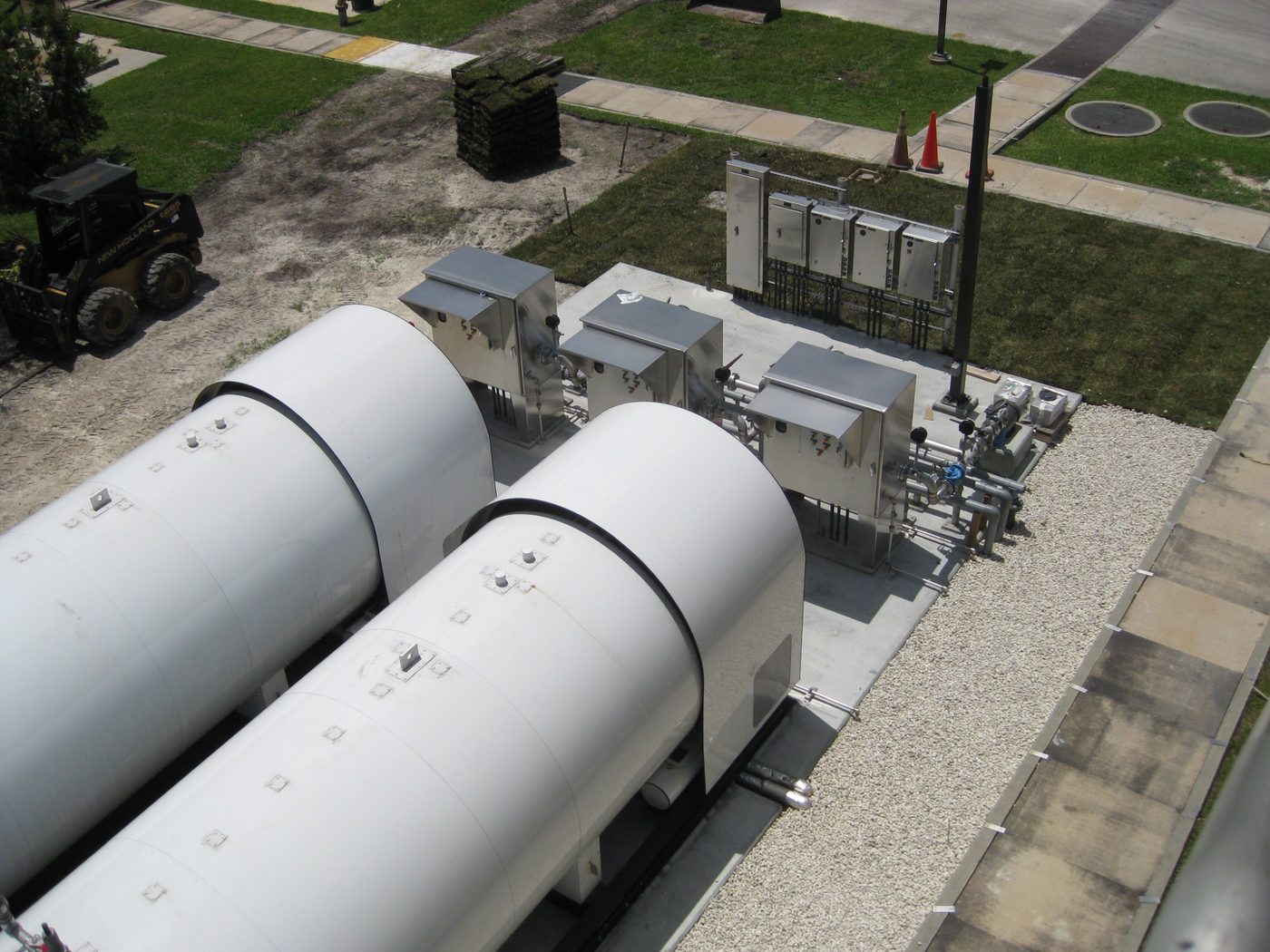 Instalación real de un sistema Pressurized Solution Feed de TOMCO2 Systems: dos estanques horizontales de CO₂ y el módulo de inyección con sus gabinetes de control